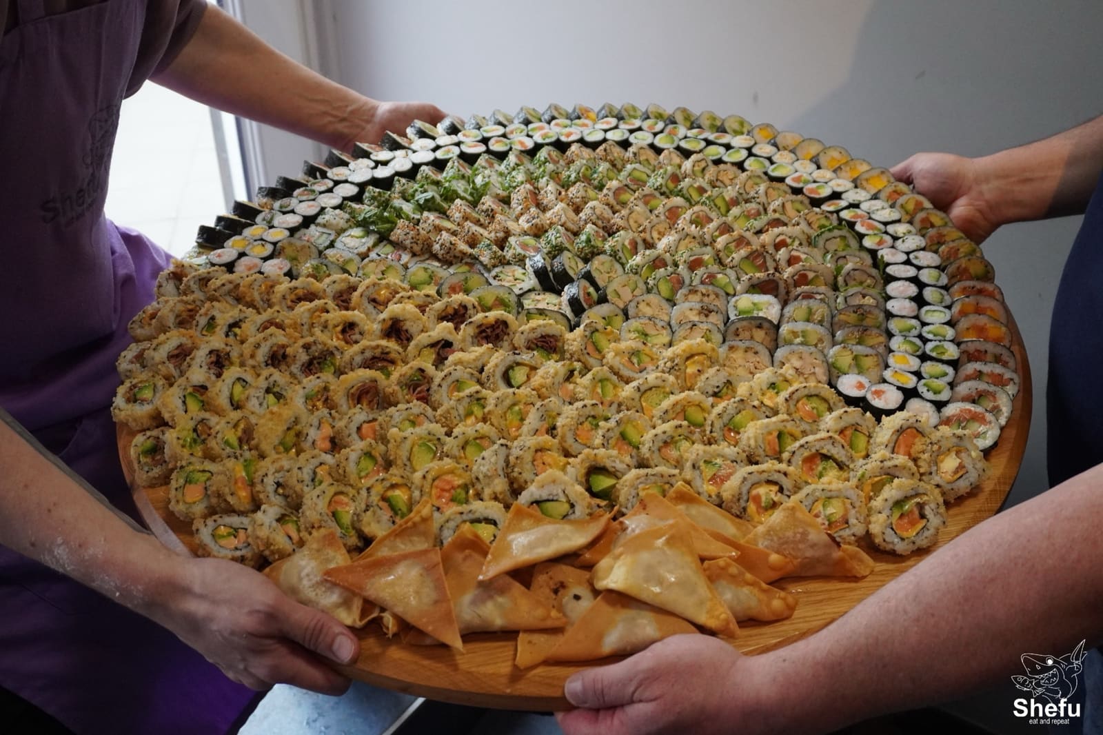 Shefu-Catering: angerichtete Sushi-Platten für ein Event