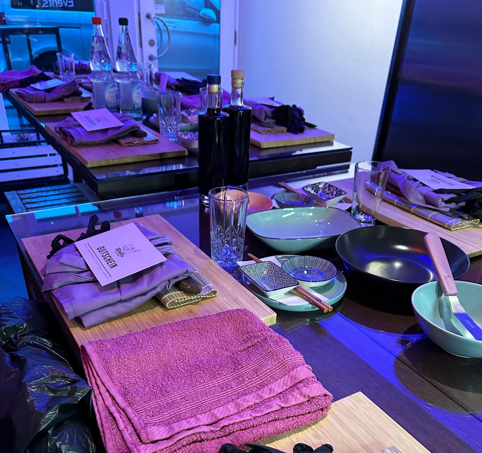 Gedeckter Chef's Table bei Shefu im violetten Abendlicht