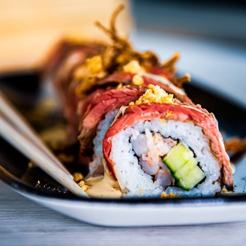 Frisch zubereitetes Sushi im Shefu-Imbiss