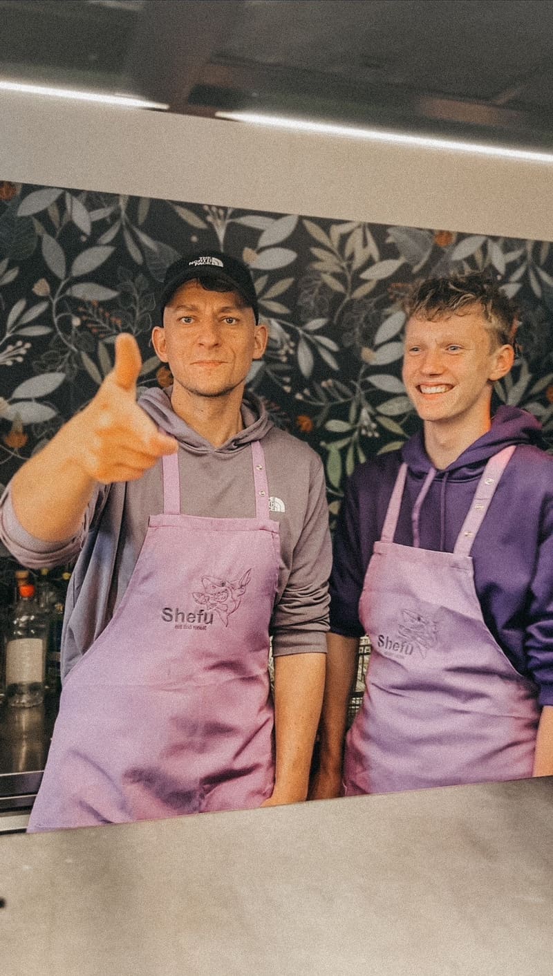 Shefu und Shefu Jr. — das Team hinter dem Sushi-Imbiss in Warnemünde